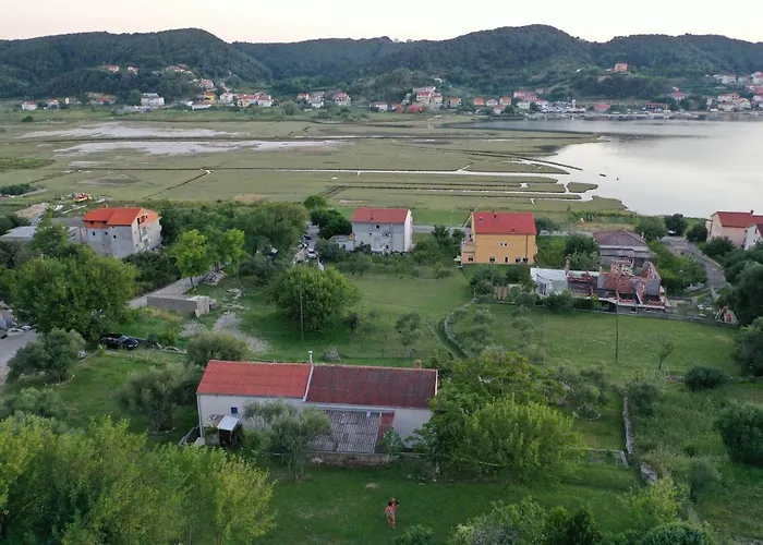 Semesterbostad House Viskic